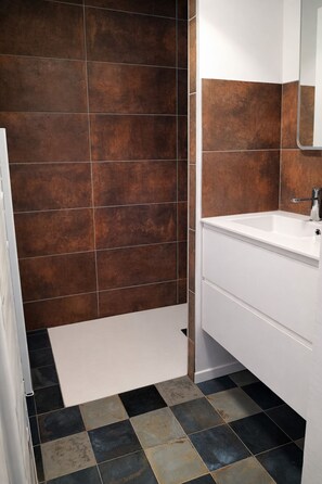 Douche, sèche-cheveux, serviettes fournies, savon