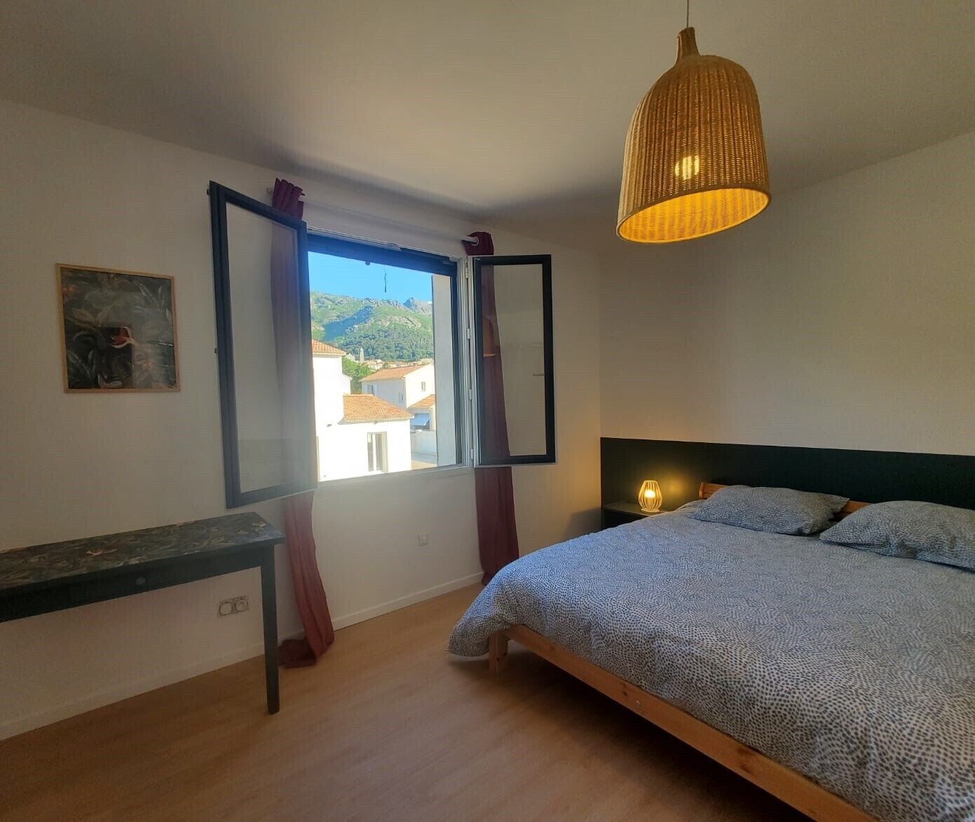 4 slaapkamers, een bureau, beddengoed