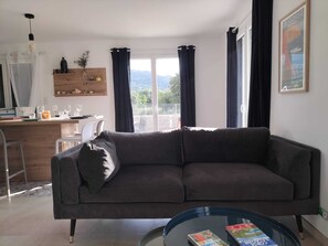 TV, books - New Villa Sea and Mountain View - Calenzana, near Calvi  (Calenzana)