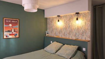 4 slaapkamers, een bureau, beddengoed