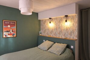 4 Schlafzimmer, Schreibtisch, Bettwäsche