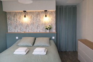 4 bedrooms, desk, bed sheets