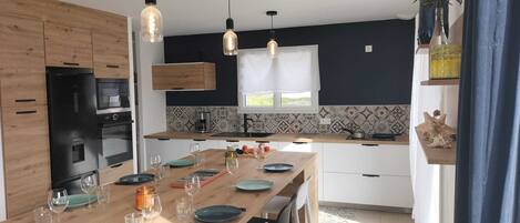 Een koelkast, een magnetron, een oven, een kookplaat