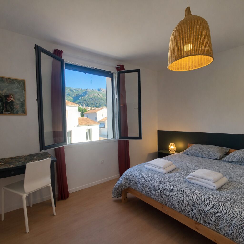 4 Schlafzimmer, Schreibtisch, Bettwäsche