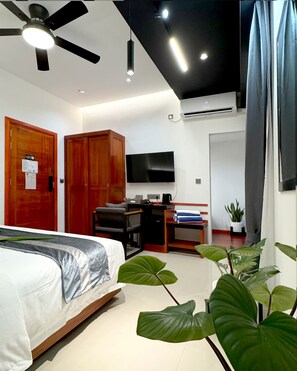 Camera familiare | Una cassaforte in camera, una scrivania, postazione laptop