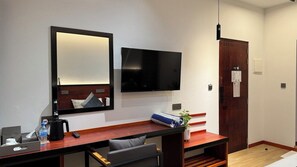 Superior kamer, uitzicht op het strand | Een kluis op de kamer, een bureau, een laptopwerkplek