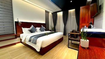 Habitación Deluxe con 1 cama doble o 2 individuales, balcón, vistas a la ciudad | Caja fuerte, escritorio, espacio para trabajar con un portátil
