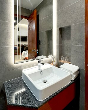 Camera familiare | Bagno | Doccia, set di cortesia gratuito, asciugacapelli, asciugamani