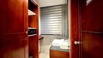 Habitación superior, vistas a la playa | Caja fuerte, escritorio, espacio para trabajar con un portátil