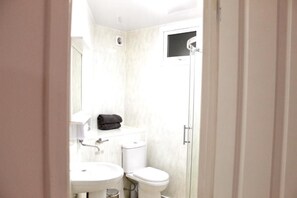 Dusj, håndklær, såpe og toalettpapir