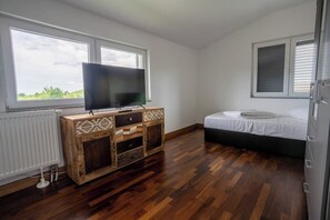 8 slaapkamers, een bureau, een strijkplank/strijkijzer, wifi