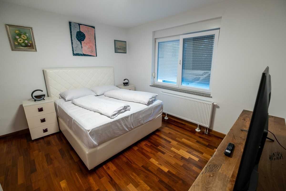 8 bedrooms, iron/ironing board, WiFi