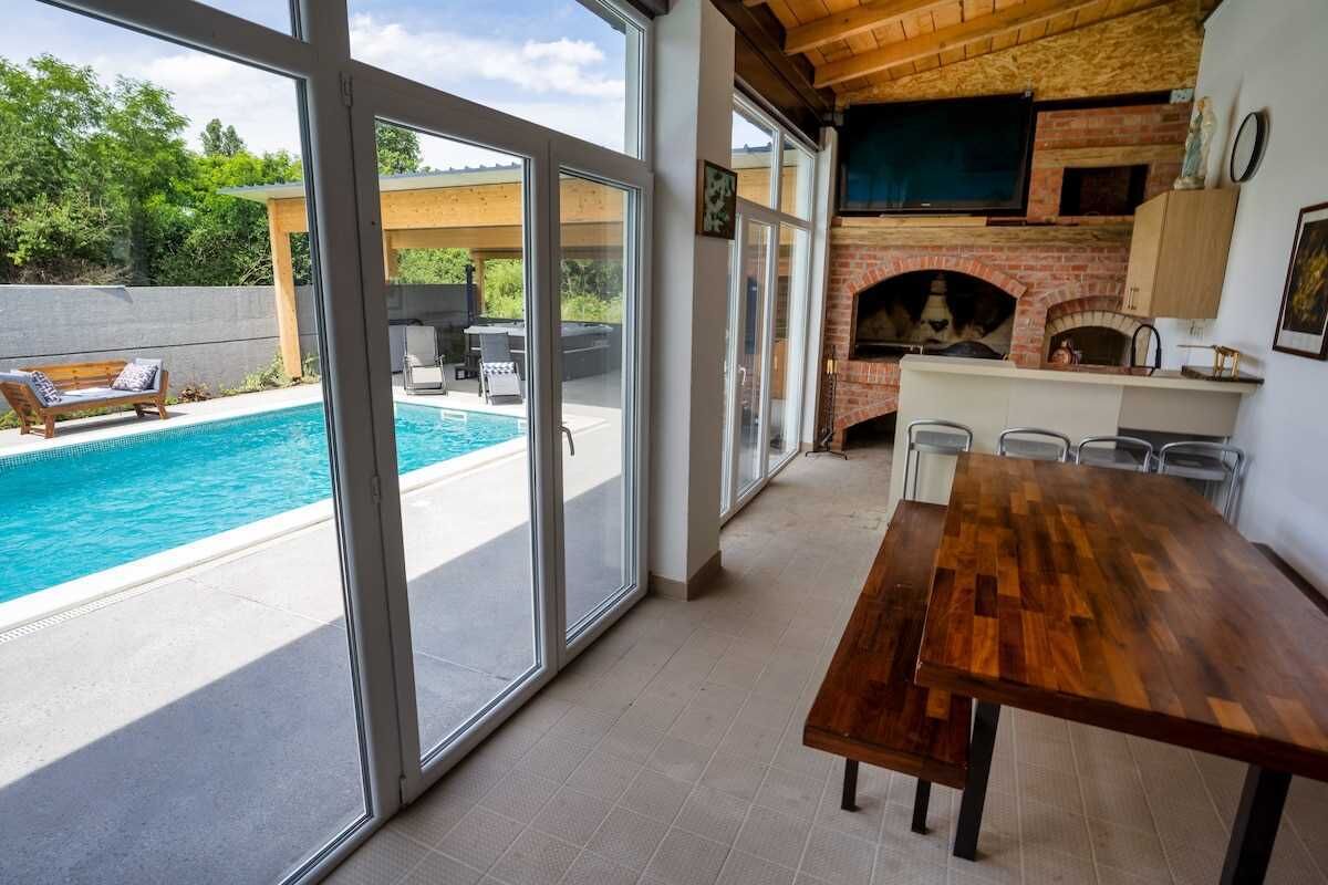 حمّام سباحة مُدفَّأ