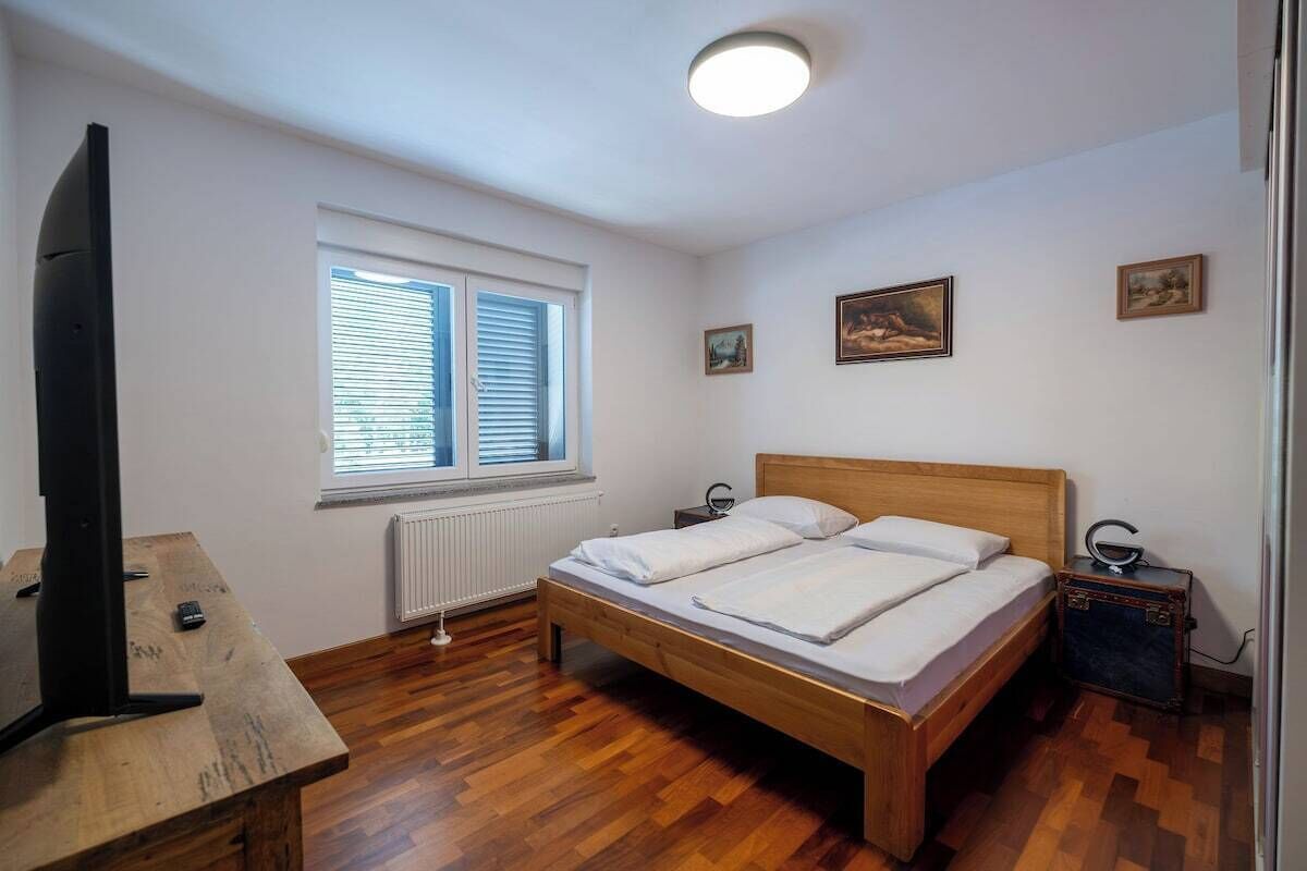 8 bedrooms, desk, iron/ironing board, WiFi