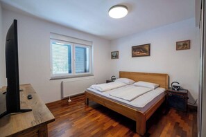 8 dormitorios, escritorio, tabla de planchar con plancha y wifi