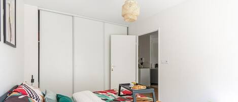 1 quarto, ferros/tábuas de passar roupa, berço de viagem