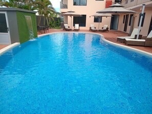 Una piscina al aire libre