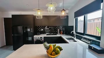 Suite ejecutiva, 1 habitación, balcón, vista al patio | Cocina privada