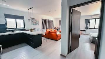 Executive-Suite, 1 Schlafzimmer, Balkon, Blick auf den Innenhof | Eigene Küche