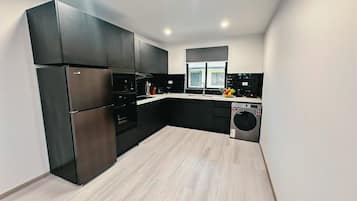Suite Familiale, 2 chambres, vue piscine | Cuisine privée