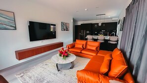 Suite ejecutiva, 1 habitación, balcón, vista al patio | Área de sala de estar | Smart TV 