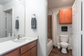 Apartment | 4 bedrooms, desk - Modern Condo With Pool, Gym, Workspaces & BBQ (Austin)