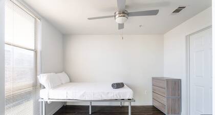 Modern Condo With Pool, Gym, Workspaces & BBQ