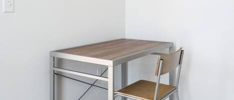 Apartment | 4 bedrooms, desk