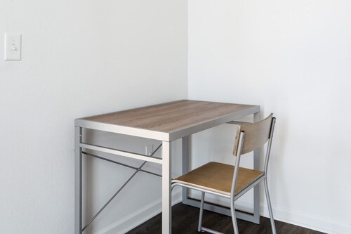 Modern Condo With Pool, Gym, Workspaces & BBQ