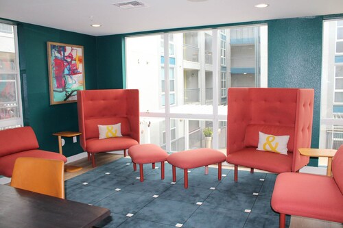 Modern Condo With Pool, Gym, Workspaces & BBQ