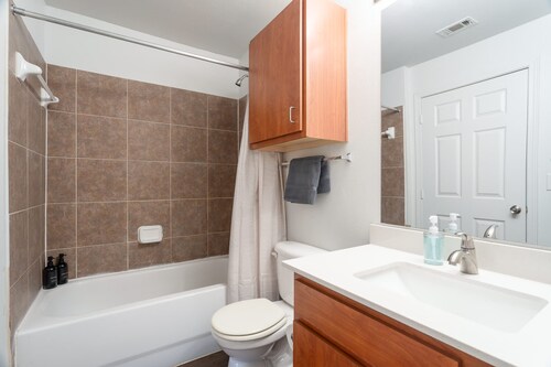 Modern Condo With Pool, Gym, Workspaces & BBQ