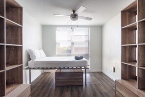 4 bedrooms, desk - Modern Condo With Pool, Gym, Workspaces & BBQ (Austin)