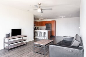 Apartment | 4 bedrooms, desk - Modern Condo With Pool, Gym, Workspaces & BBQ (Austin)