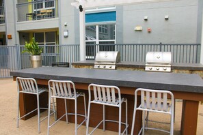 Căn hộ | 4 phòng ngủ, bàn 