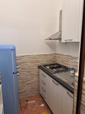 Een koelkast, een oven, een kookplaat, een waterkoker