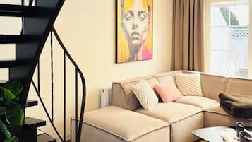 Een smart-tv en boeken