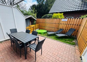 Outdoor dining - High-quality vacation home, close to the beach with fenced garden and bicycle garage!  (Varel)