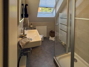 Shower, hair dryer, soap, shampoo - High-quality vacation home, close to the beach with fenced garden and bicycle garage!  (Varel)