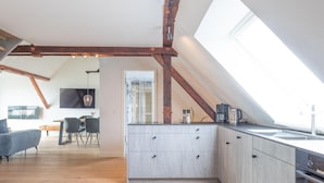 Un loft moderne comprenant une cuisine, un coin repas et un espace de vie.