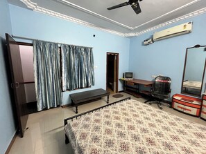 2 bedrooms, in-room safe, desk, iron/ironing board