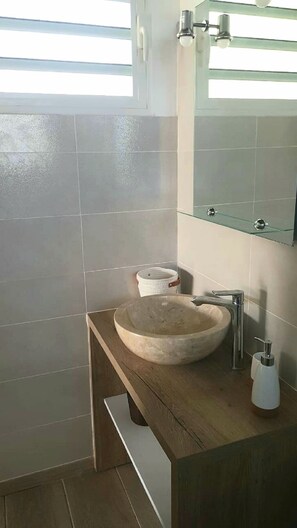 Sèche-cheveux, serviettes fournies, savon, papier toilette