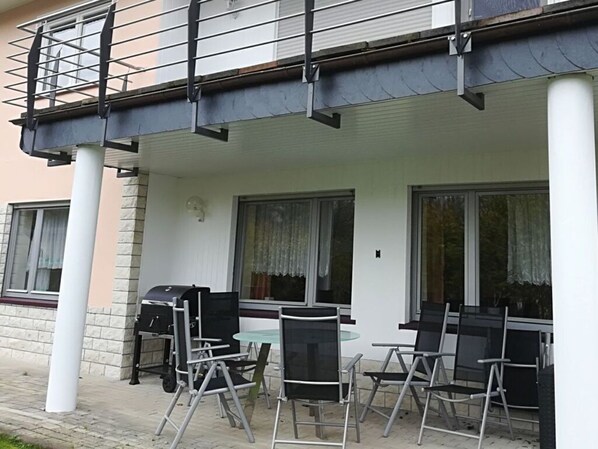 Outdoor dining - Lilly Comfortable Holiday Residence (Buedingen)