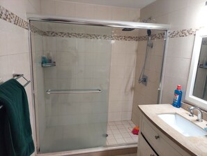Douche, baignoire à jets, serviettes fournies, savon
