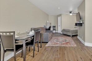 Apartment | Desk, Internet