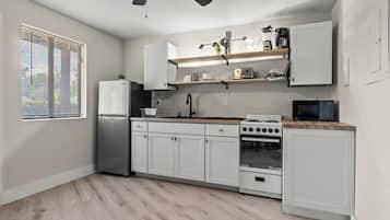 Apartemen | Meja kerja dan internet