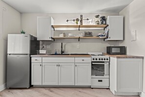 Apartment | Desk, Internet - Modern Studio Apartment in Huntsville (Huntsville)