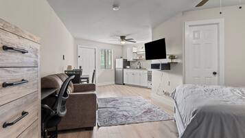 Apartemen | Meja kerja dan internet