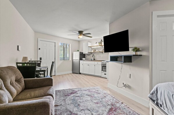 Apartment | Desk, Internet - Modern Studio Apartment in Huntsville (Huntsville)