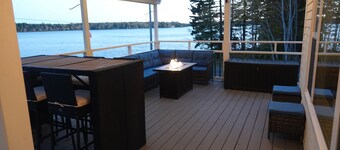 Modern 2-bedroom lakefront cottage