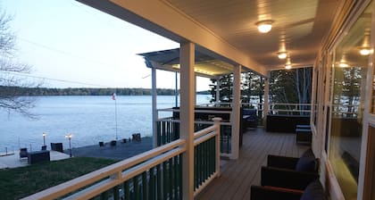Modern 2-bedroom lakefront cottage